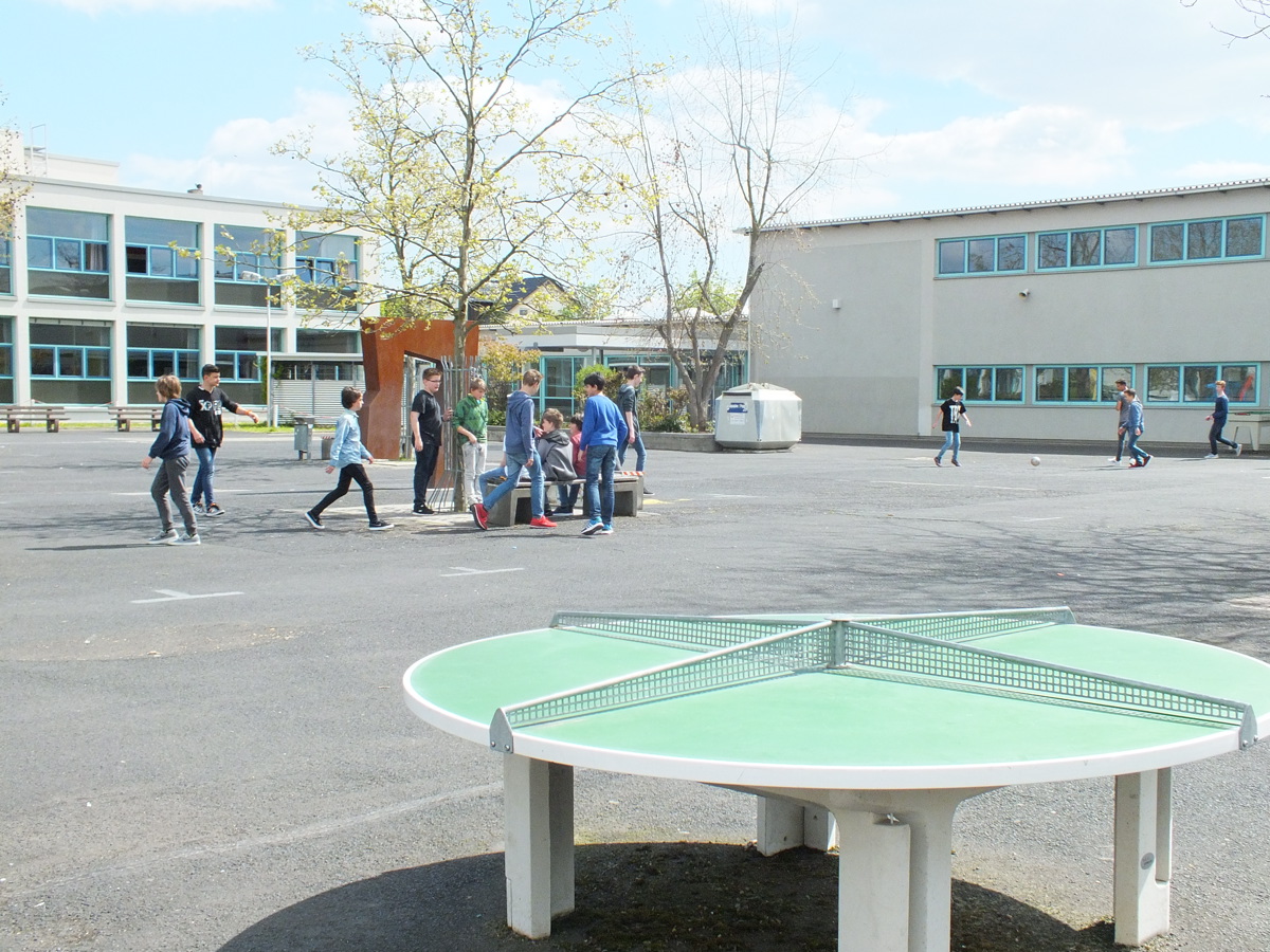 Schulhof mit Tischtennisplatte